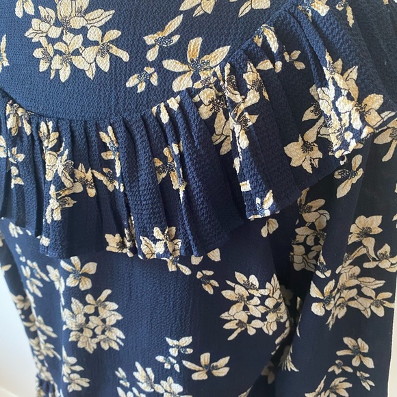3/$12 Beautiful detailed floral blouse - Picture 6 of 8